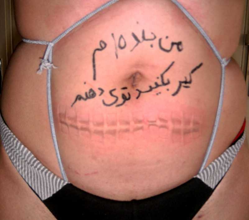 می بینید که روی شکمم چی نوشته اند؟؟ <br> <br>من جنده ام.... <br>کیر بکنید تا ته توی دهنم <br> <br>معطل چی هستید؟ <br>بزنید خوار مادرم رو بگایید