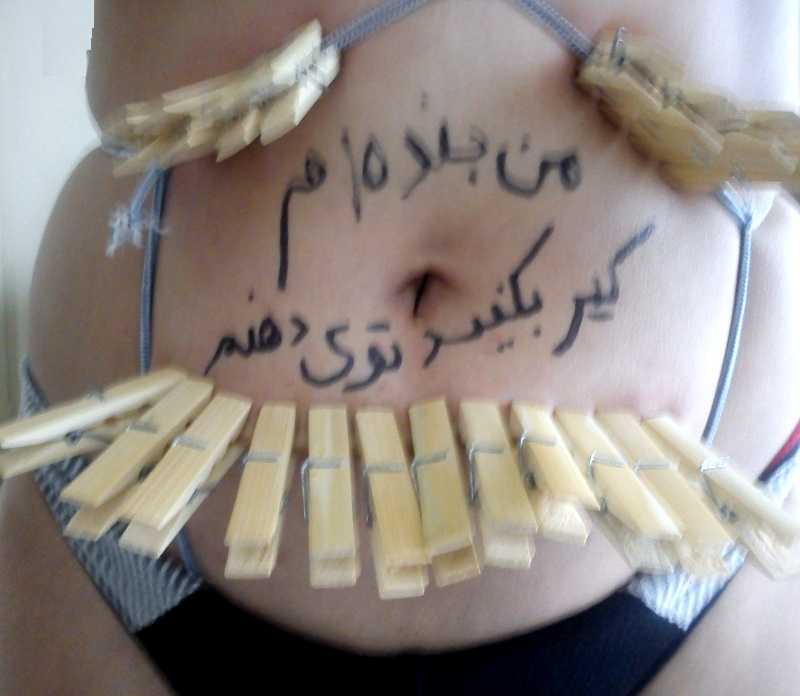 سامان هستم. کیونی ام...کیرخور هستم....۲۴سالمه از سمنان. گیون گوشتی سفید و نرمی دارم که خوراک گاییده شدن هستش. فحش خور و کتک خورمم ملسه....از شدت حشر به لرزه می افتم زیر کیر پسرهای کیرکلفتی که بددهن باشن و بتونن طوری منو بگان که خوار مادرم بیاد جلوی چشمام. <br>کیر رو خیلی خوب ساک میزنم....تا ته می کنم توی حلقم و می تونم یه ربع نگه دارم. عق نمیزنم....پرتف٬ تو حلقی٬ مجلسی و دارکوبی ساک میزنم. عادت به قورت دادن آب کیر هم دارم. دلم میخواد چنان با کیر حلقم رو بگان که زیر تخم و خایه بیهوش بشم و بیفتم.... <br> <br>..