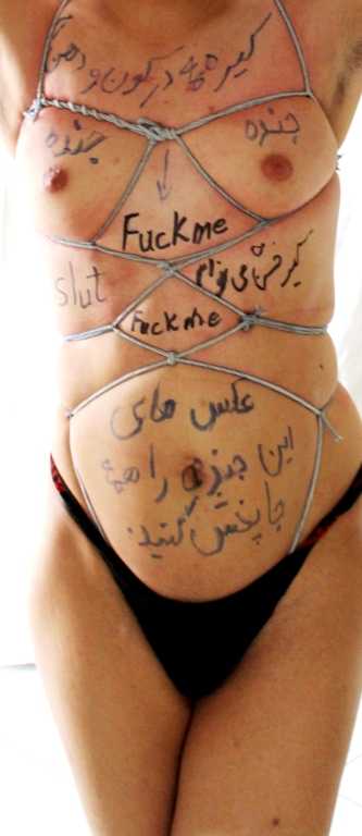 سامان هستم. کیونی ام...کیرخور هستم....۲۴سالمه از سمنان. گیون گوشتی سفید و نرمی دارم که خوراک گاییده شدن هستش. فحش خور و کتک خورمم ملسه....از شدت حشر به لرزه می افتم زیر کیر پسرهای کیرکلفتی که بددهن باشن و بتونن طوری منو بگان که خوار مادرم بیاد جلوی چشمام. <br>کیر رو خیلی خوب ساک میزنم....تا ته می کنم توی حلقم و می تونم یه ربع نگه دارم. عق نمیزنم....پرتف٬ تو حلقی٬ مجلسی و دارکوبی ساک میزنم. عادت به قورت دادن آب کیر هم دارم. دلم میخواد چنان با کیر حلقم رو بگان که زیر تخم و خایه بیهوش بشم و بیفتم.... <br> <br>..
