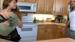 ولد ينيك أمه في المطبخ وهي بقميص النوم - نسوان سكس