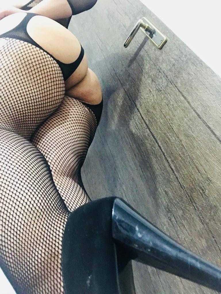 تيپ امشب مامانم با پاش كير دوسپسرشو ميخواد له كنه