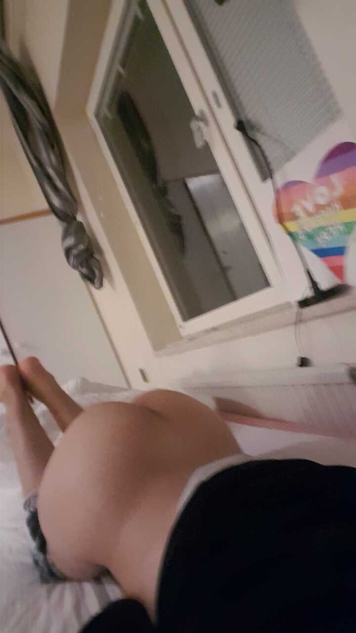 اینم من کونی . <br>ساکن سوئدم