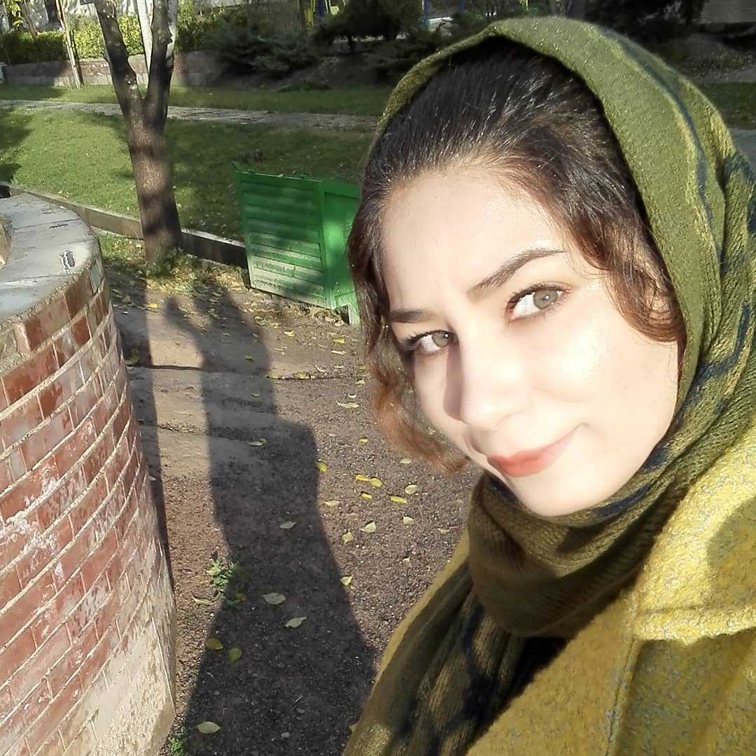 ⁣هنوز طعم لبان تو در دهان من است <br>مدام مستی آن دم در استکان من است <br> <br>بیا و خاطره ام را مرور کن امشب <br>اگر چه یاد تو هرلحظه میهمان من است <br> <br>تو را صدا زدم و غنچه‌ی دلم واشد <br> که نام سرخ تو چون باغ ارغوان من است <br> <br>تویی که پهنه‌ی فیروزه ای آوازت <br>شکوه بی بدل شور و اصفهان من است <br> <br>بر آن کمانچه به دستت چه رشک ها بردم <br>گواه این سخنم ابروی کمان من است <br> <br>کجا لب من و چشمت به هم گره خوردند؟! <br>کدام نقطه؟! همان اوج داستان من است! <br> <br>بغل بگیر مرا، تنگنای آغوشت <br>فراخنای پرآوازه‌ی جهان من است <br> <br>سر خیال سلا..