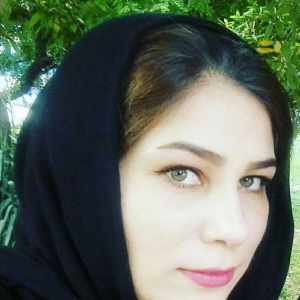 ⁣بو سه ای نذر بکن،کافری ام را ببرد <br>سردی این تن نیلوفری ام را ببرد <br> <br>وای اگر عشق- همین سرکش لجباز عجول- <br> حرمت طایفه مادری ام را ببرد . . . <br> <br>آنقَدَر فال زدی،شاخ نبات آمده بود <br>سبز چشمان و تب دلبری ام را ببرد <br> <br>با کسی از سفرَت حرف نزن، میترسم <br>کفتر خانگی پاپری ام را ببرد <br> <br>صحبت باغ و کویر است میان من و تو <br>کاش باران بزند،بی بری ام را ببرد <br> <br>دست آخر منم و بی بی دل،پس نگذار <br>غیر تو هیچ کسی آخری ام را ببرد! <br> <br>راستی!باد،گلم،واسطه ی خوبی نیست: <br>سعی می کرد سحر،روسری ام را ببرد <br>..