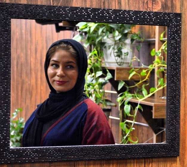 آیینه ای برابر من جاگذاشتی <br>ما را در این مکاشفه تنها گذاشتی <br> <br> من کیستم به غیر تو؟! من جز تو نیستم! <br> تو کیستی؟! بنای معما گذاشتی؟! <br> <br> در من قرار بود بماند قرار آه <br>تا آمدی و بر دل من پاگذاشتی <br> <br> من دل به چشمهای تو بخشیده ام ولی <br> آن را برای روز مبادا گذاشتی <br> <br> با چشم تیره، خیره به چشمان روشنم <br> مهتاب را به شور تماشا گذاشتی <br> <br> خورشید وار از پس اندوه سرزدی <br> در را برای رفتن شب وا گذاشتی <br> <br> در دل قرار کردی و بردی قرارِ دل <br> آه از دمی که در دل من پا گذاشتی <br> <br>..