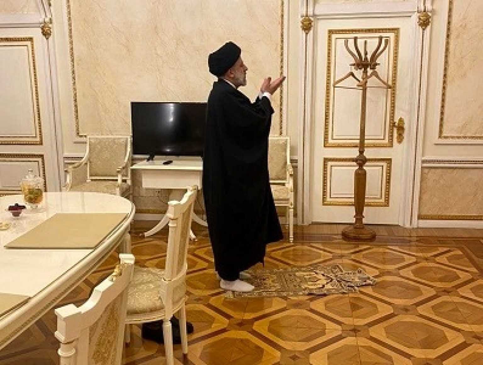 ⁣ <br>علم‌الهدی: نماز خواند رئیسی در کرملین بزرگترین دستاورد بود  <br> <br>اگه همت بیشتری میکرد و تو هواپیما یه کاسه لوبیا زده بود که وسط نمازش در کاخ طاغوت جوری زارتی بگوزه که ستونهای کرملین به لرزه دربیاد، این دستاورد عظیم به مراتب بزرگتر هم میشد