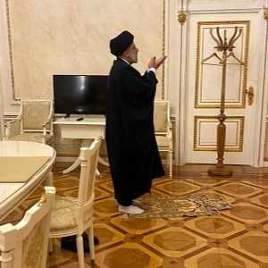 ⁣ <br>علم‌الهدی: نماز خواند رئیسی در کرملین بزرگترین دستاورد بود  <br> <br>اگه همت بیشتری میکرد و تو هواپیما یه کاسه لوبیا زده بود که وسط نمازش در کاخ طاغوت جوری زارتی بگوزه که ستونهای کرملین به لرزه دربیاد، این دستاورد عظیم به مراتب بزرگتر هم میشد