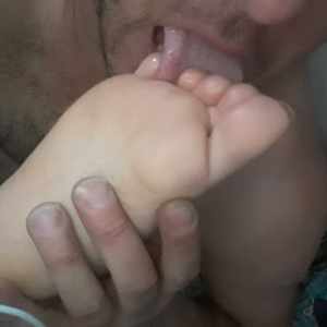 من و شوهرم کیر نیاز داریم وشدیدا به سکس نفر سوم محتاجیم ودر نبودش من شوهرم را با دیلدو واو مر با لیسیدن کف پا وکصم سیر میکوند