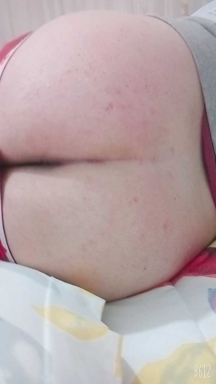 کون سفید و گوشتی و بی موم بدجوری کیر کلفت سیاه آبدار هوس کرده رو تخت خودم بیوفته رو کونم وحشیانه تو کونم تلمبه بزنه بگوزم