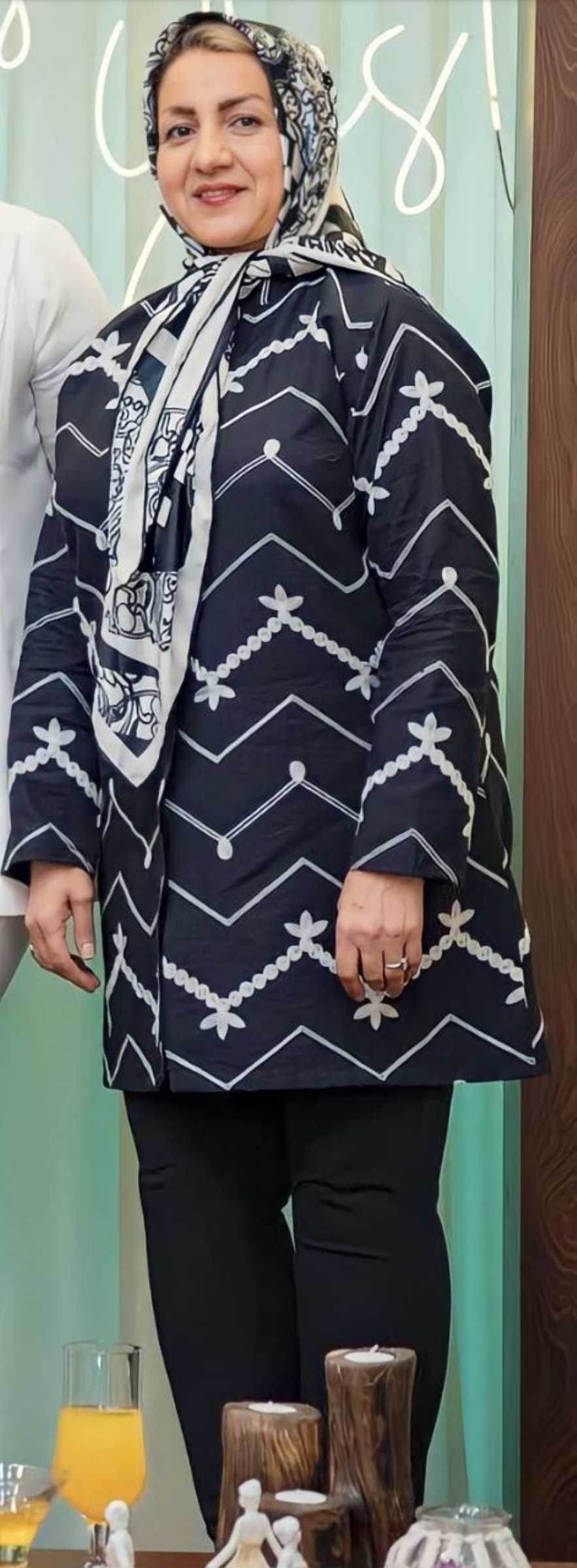 مامانم یه جندس اینم عکسشه عکس بیشترشو توی پروفایلم گذاشتم