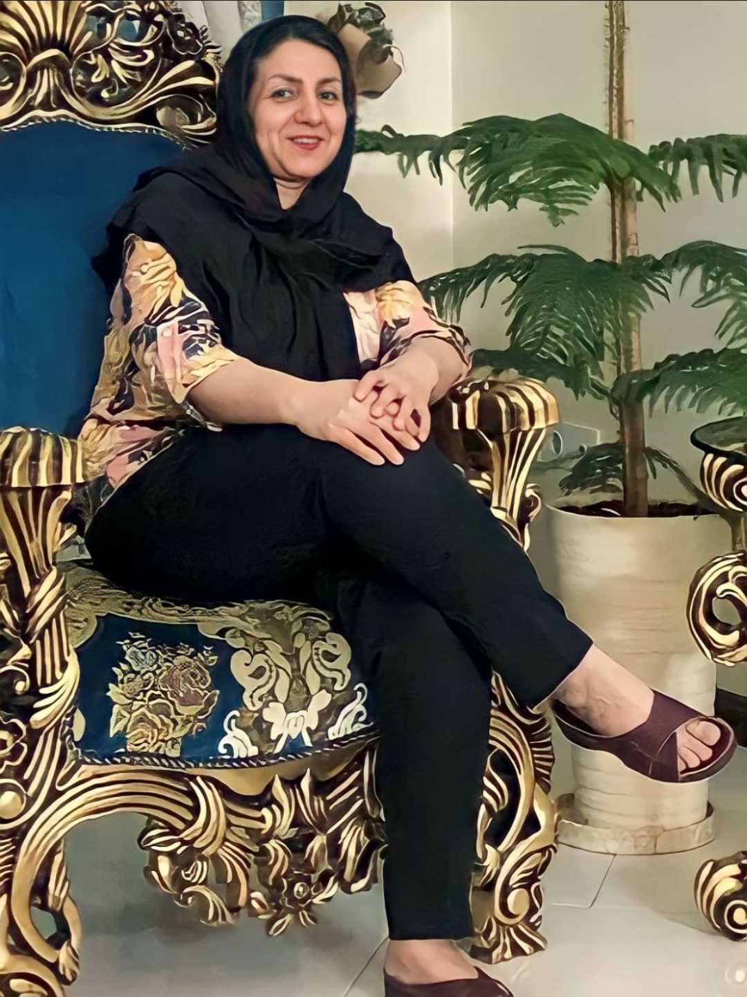 مامانم یه جندس اینم عکسشه عکس بیشترشو توی پروفایلم گذاشتم