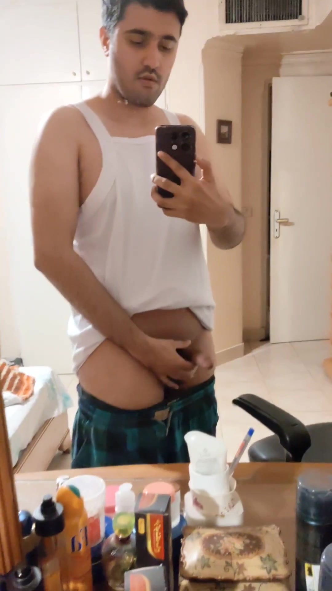برای دوست دخترش جلو آینه کیرشو میماله 💦😈🔥